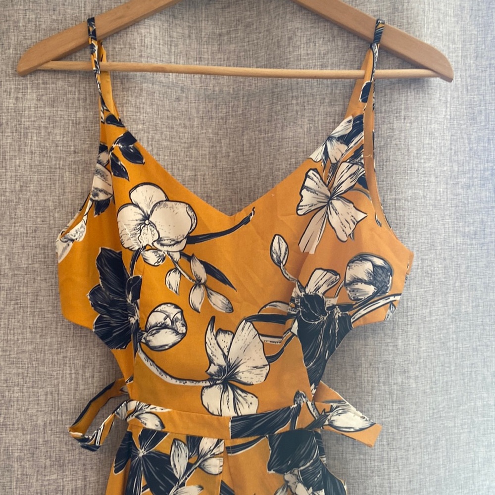 Super cute summer dress! Trendy cut outs